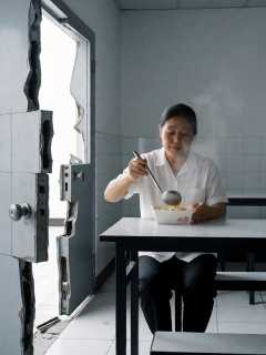 社区食堂收档后，刘姐在副本里把最后一勺菜分给新来的帮工