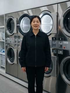自助洗衣店凌晨两点，李姐给那件不洗的棉袄留了台烘干机