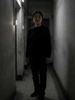 罗建芳夜班回家，六楼的灯总比她早亮一层
